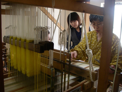 手織りの織機。