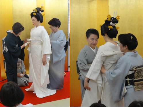 大月学院長・堀瀬松戸・千葉校長、大川横浜校長による花嫁の着付け。
前後から手際よく息の会った動きで着付けていきます。