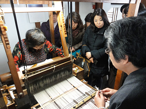 塩沢紬の技術を確立させた「高機(たかばた)」
精密な織物はここから生まれます。