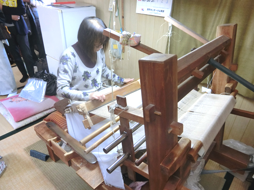 【地機織り】<br />結城紬は地機という最も原始的な機織り機で織り上げます。1500年もの間、今日まで変わることなく使われています。