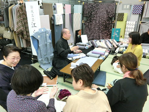 展示会場「彩の市」、「江戸小紋」できものを勉強する着付け教室・彩きもの学院の生徒。