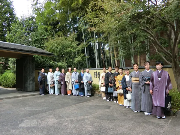 昭和の森 車屋の前で着物で記念写真