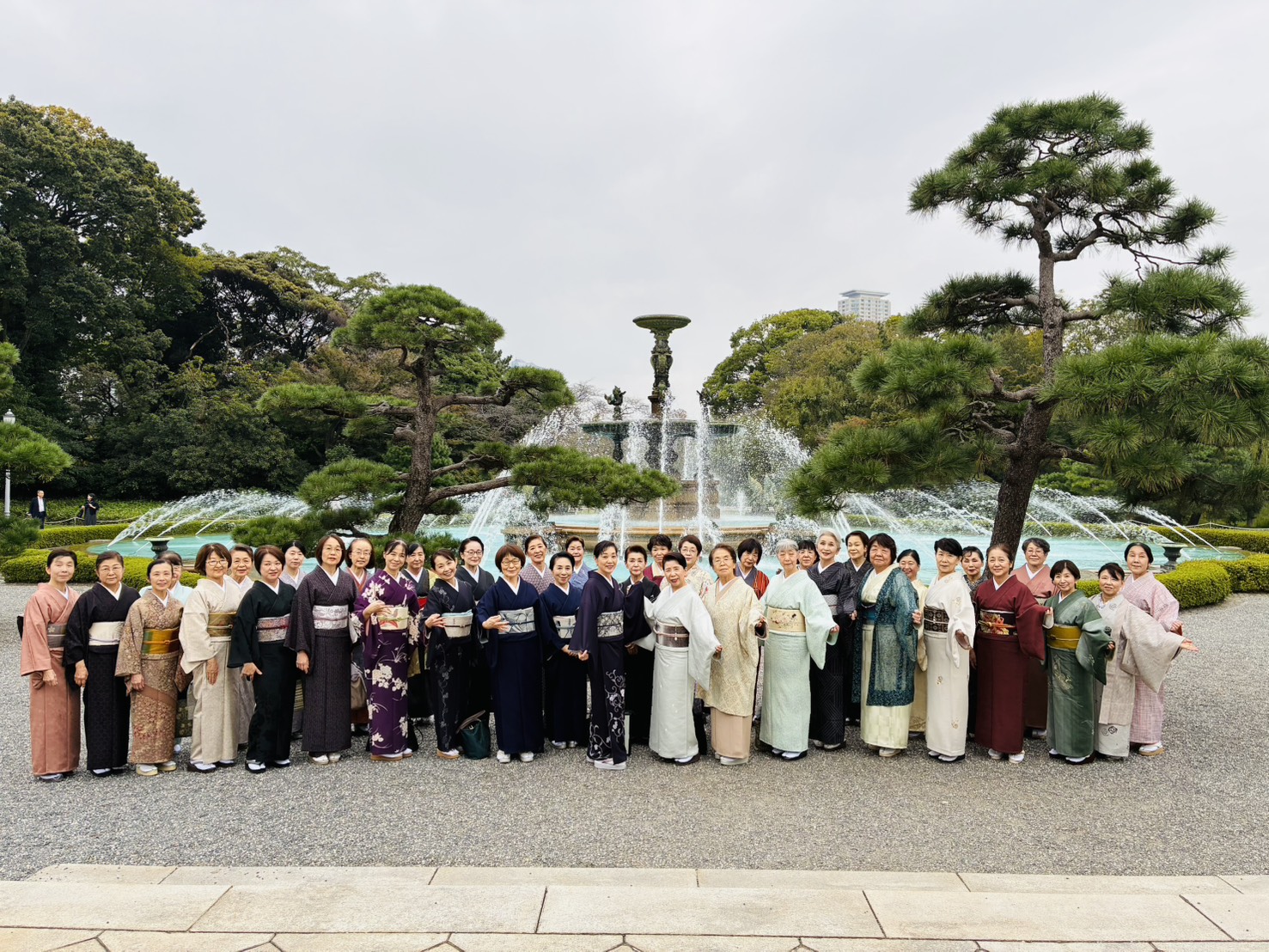 赤坂迎賓館前で着物で集合写真③