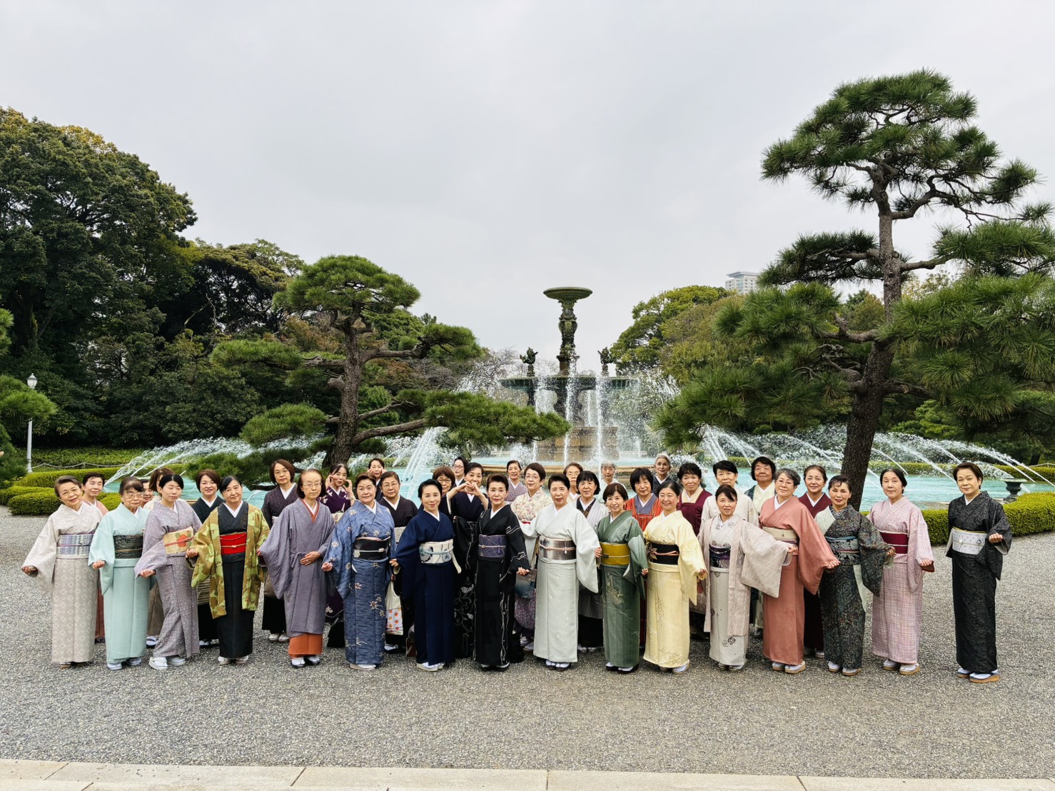 赤坂迎賓館前で着物で集合写真④