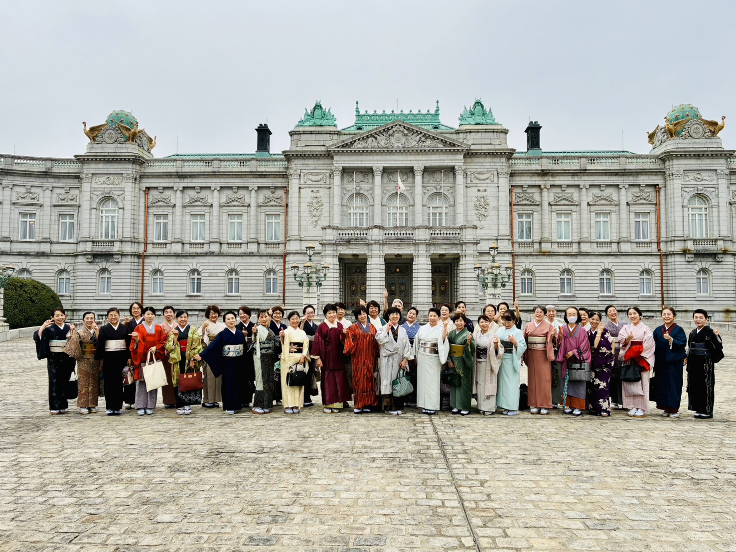 赤坂迎賓館前で着物で集合写真②