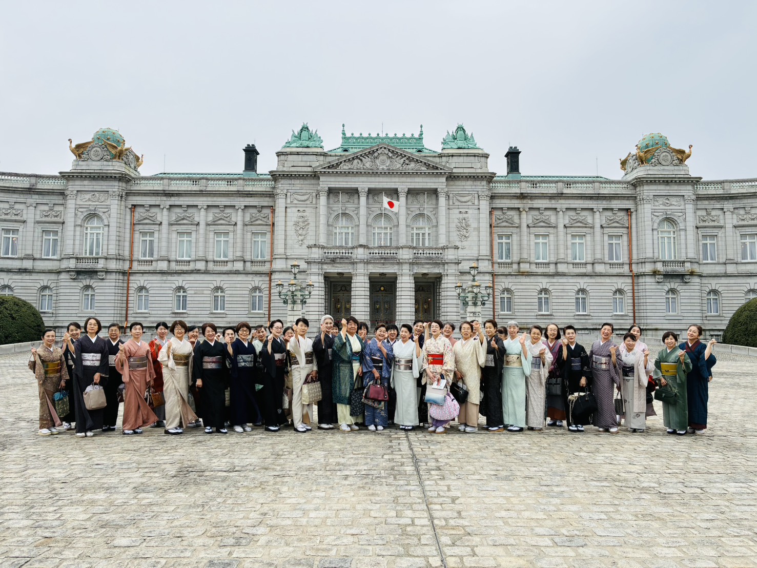 赤坂迎賓館前で着物で集合写真③