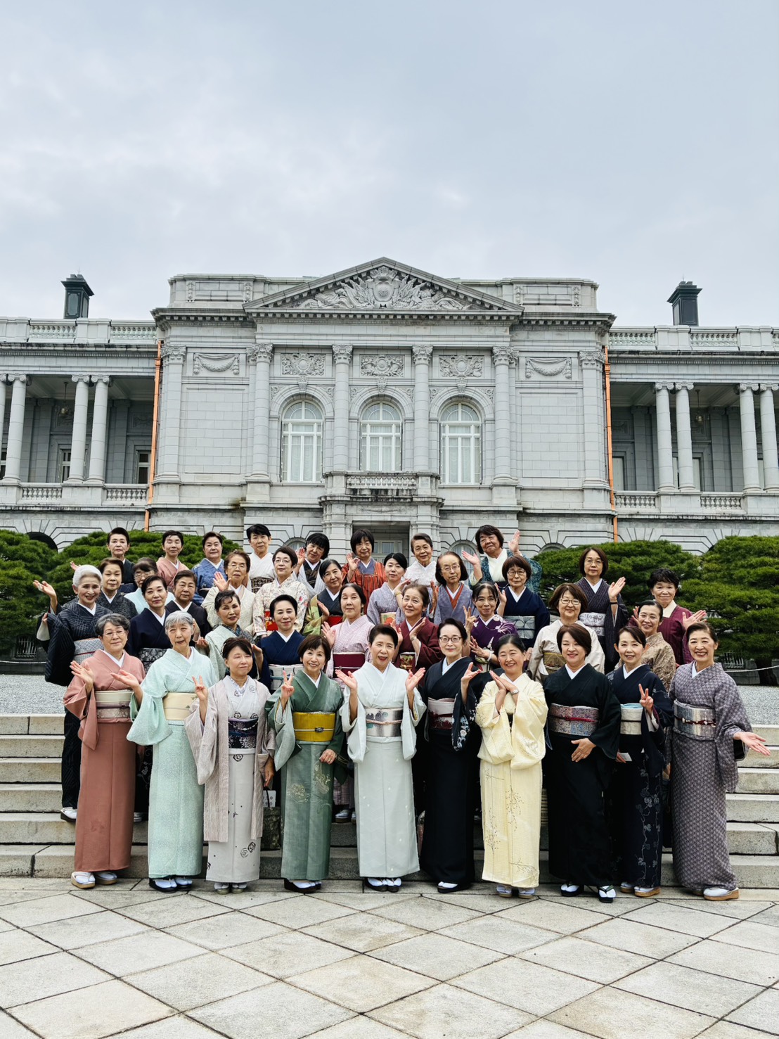 赤坂迎賓館前で着物で集合写真①