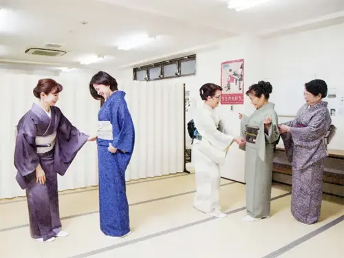 彩きもの学院のレッスンの様子